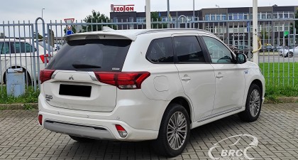 Mitsubishi Outlander 2.4 Plug-In 4WD Automatas 